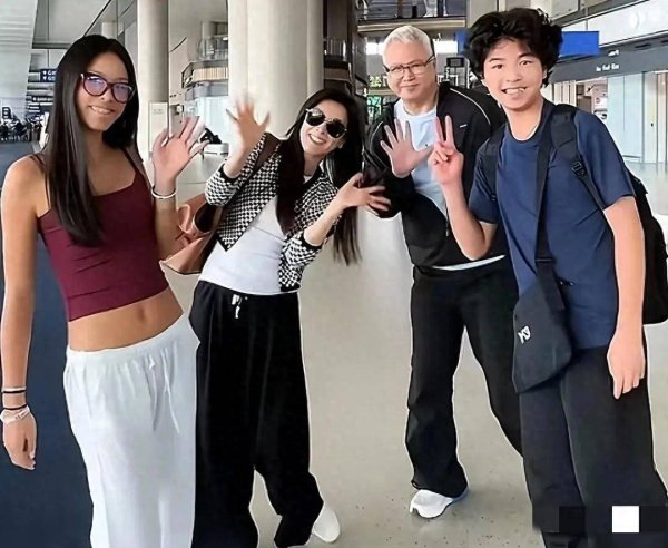 尚竞配资 张庭一家参观伯克利大学，13岁儿子身高超170，女儿黑成炭还驼背